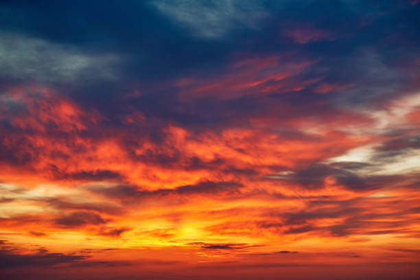 sonnenuntergang mit orangefarbenen wolken über den bergen - dusk stock-fotos und bilder