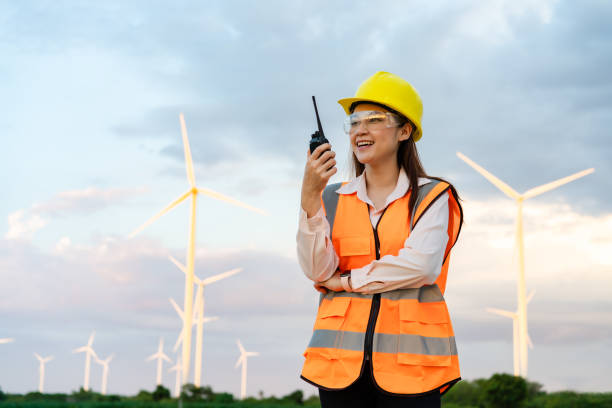 무전기를 사용하여 풍력 터빈 농장에 대한 시스템을 확인하는 여성 엔지니어 - engineer wind turbine alternative energy energy 뉴스 사진 이미지