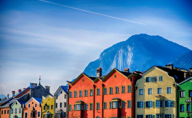 올드타운 인스브루크의 앤티크 컬러풀 한 건물 전망의 일부, 오스트리아 - austria tirol cloud land 뉴스 사진 이미지