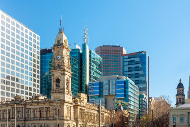 antigo prédio dos correios na praça victoria em adelaide cbd em um dia - urban scene bank financial building downtown district - fotografias e filmes do acervo