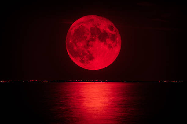 pleine lune rouge sur la mer - ciel romantique photos et images de collection