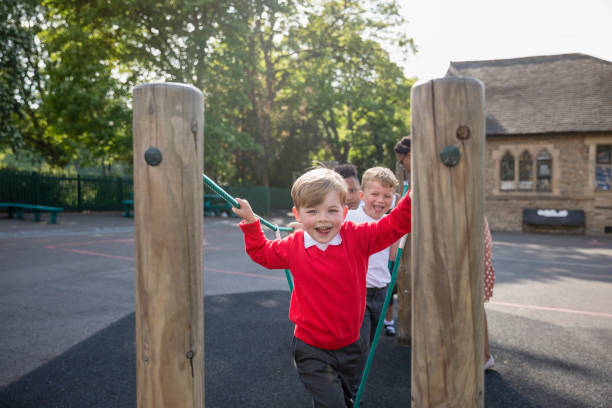 zabawa na szkolnym dziedzińcu - child jungle gym playground laughing zdjęcia i obrazy z banku zdjęć