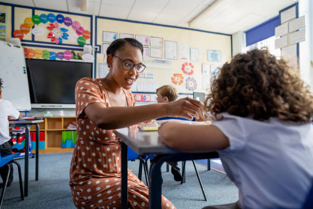 apoyo a un estudiante - niño en edad escolar fotografías e imágenes de stock