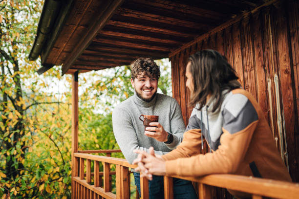 disfruta del frío día de otoño - couple outdoors coffee friendship fotografías e imágenes de stock