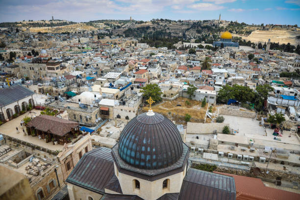 veduta aerea del paesaggio urbano della città vecchia di gerusalemme - spirituality christianity jerusalem east foto e immagini stock