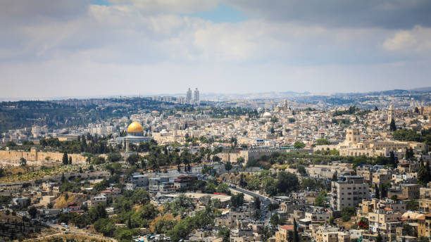 veduta aerea del paesaggio urbano della città vecchia di gerusalemme - spirituality christianity jerusalem east foto e immagini stock