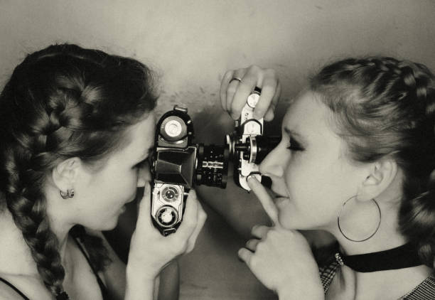 фотографы. - photographer women retro revival camera стоковые фото и изображения