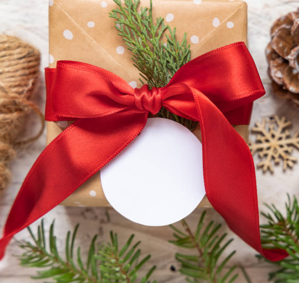 istock Christmas Gift Box with round gift tag, Mockup 1346519068