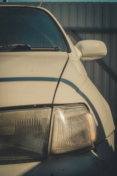 1991년부터 도요타 코로나. 오래된 일본 차. 차 앞쪽이 클로즈업되어 있습니다. 컬러 토닝 - sedan car white defocused 뉴스 사진 이미지