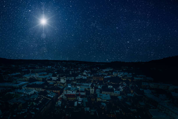 l’étoile brille sur la crèche de noël de jésus-christ. - crèche de noël photos et images de collection