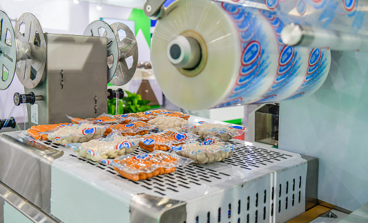 Línea automática de producción de alimentos en maquinaria de equipos de cinta transportadora en fábrica, producción industrial de alimentos photo