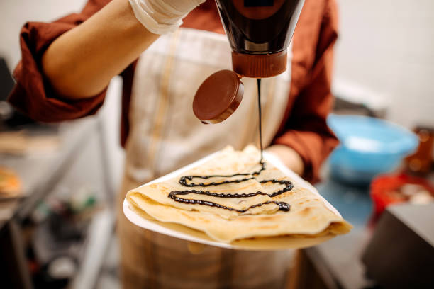 making pancakes - crepe imagens e fotografias de stock