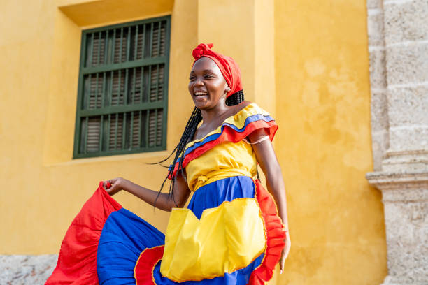 mujer colombiana en cartagena de indias - trajes tipicos colombianos fotografías e imágenes de stock