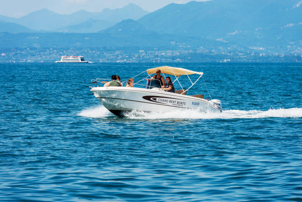 kleine vermietung motorboot mit einer familie an bord in bewegung auf dem gardasee - venetien italien - sailing nautical vessel family lake stock-fotos und bilder