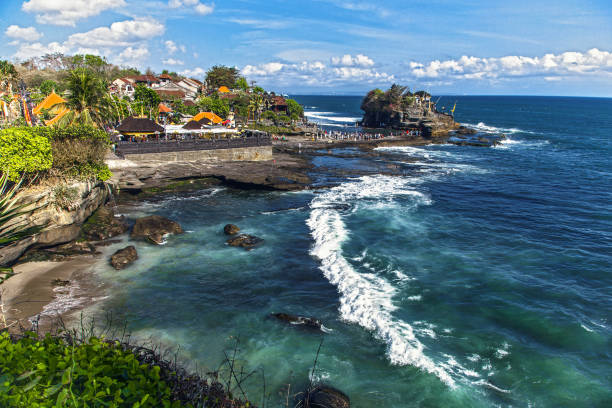 Tanah Lot hindu balinese temple and pacific ocean view, Denpasar, Bali Tanah Lot hindu balinese temple and pacific ocean view, Denpasar, Bali tanah lot temple bali indonesia stock pictures, royalty-free photos & images