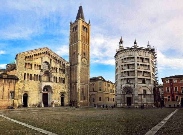 tour du dôme de la cathédrale du baptistère de parme, italie, émilie-romagne - parme photos et images de collection