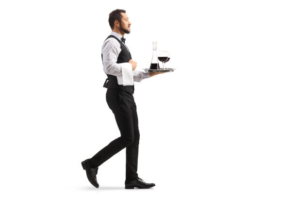 pełnowymiarowe zdjęcie profilowe kelnera niosącego karafkę z czerwonym winem na srebrnej tacy i idącego - wine decanter red restaurant zdjęcia i obrazy z banku zdjęć