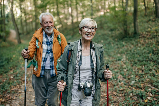 自然を一緒にお楽しみいただけます。 - nordic walking walking relaxation exercise women ストックフォトと画像