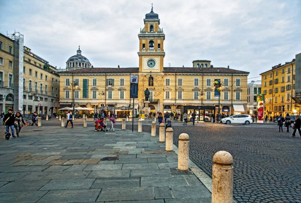 parma, italia - 20 noviembre 2019: vista panorámica del concurrido lugar principal y el palacio del gobernador, emilia romagna - parma italia fotografías e imágenes de stock