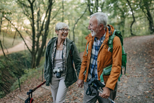 自然を一緒にお楽しみいただけます。 - nordic walking walking relaxation exercise women ストックフォトと画像