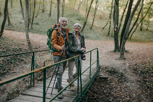 наслаждайтесь природой вместе - couple autumn embracing bridge стоковые фото и изображения