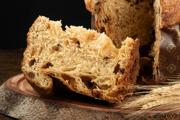 panettone con pieza de comida navideña tradicional en rodajas con fondo negro. - fruitcake christmas cake cake christmas fotografías e imágenes de stock