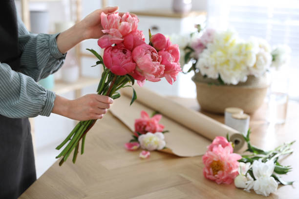 florista fazendo lindo buquê de peônia à mesa, close-up - florist - fotografias e filmes do acervo