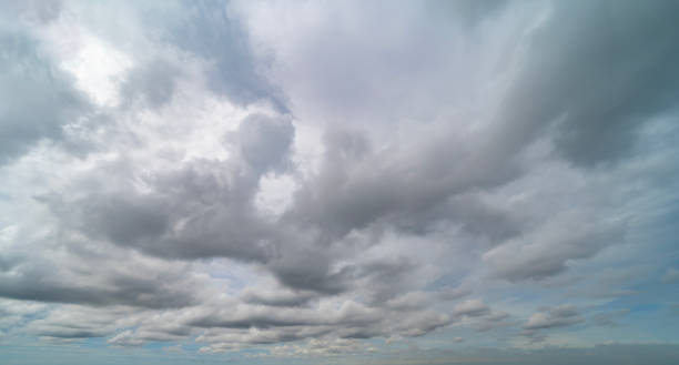 雷嵐と雨で劇的な暗い雲空。抽象的な自然の風景の背景。 - meteorology sky cloud light ストックフォトと��画像