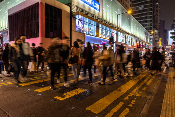 香港は夜にショッピング街の混雑した通り - store market china city street ストックフォトと画像