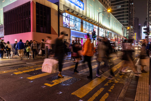 香港は夜にショッピング街の混雑した通り - store market china city street ストックフォトと画像