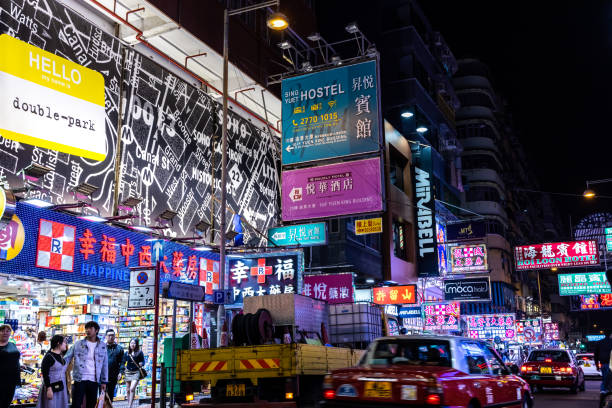 香港は夜にショッピング街の混雑した通り - store market china city street ストックフォトと画像