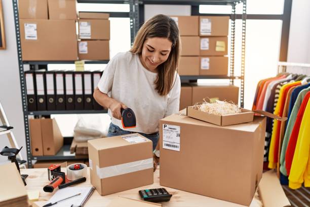 店で働く自信に満ちた笑顔の若いヒスパニック系女性 - shipping room ストックフォトと画像