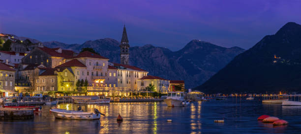 centro storico di perast di notte - montenegro kotor bay fjord town foto e immagini stock