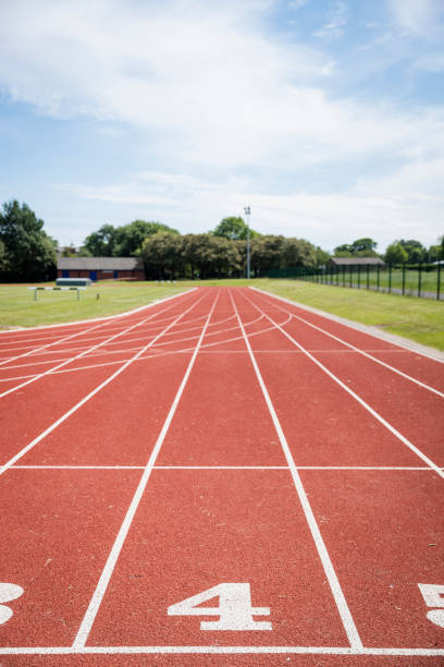 pista de atletismo - track fotografías e imágenes de stock