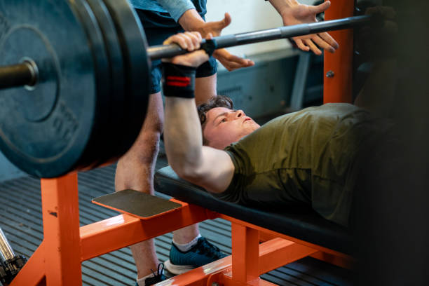 dążenie do osiągnięcia - gym weight bench exercising weights zdjęcia i obrazy z banku zdjęć