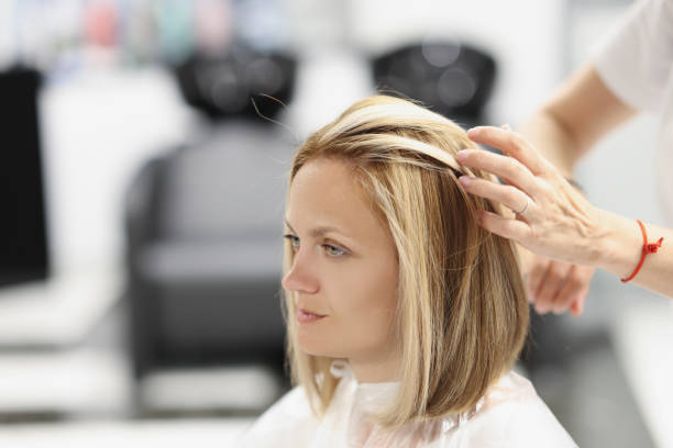 peluquería haciendo peinado a mujer cliente en salón de belleza - melena fotografías e imágenes de stock