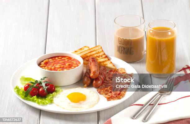 전통적인 전체 영어 아침 식사 흰색 배경에 튀긴 베이컨 소시지 흰 콩 체리 토마토 수평 아니 사람들 0명에 대한 스톡 사진 및 ... 전통적인 전체 영어 아침 식사 흰색 배경에 튀긴 베이컨 소시지 흰 콩 체리 토마토 수평 아니 사람들 0명에 대한 스톡 사진 및 ...