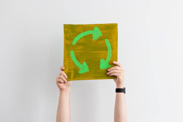 el reciclaje ayudará a nuestro planeta - recycling recycling symbol environmentalist people fotografías e imágenes de stock