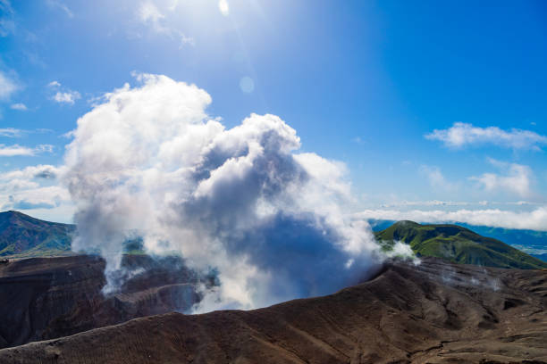 アソの活火山火口から激しい煙が飛び出す - caldera ストックフォトと画像