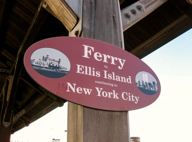 firma per il traghetto per ellis island a new york city - ferry new york city ellis island new york state foto e immagini stock
