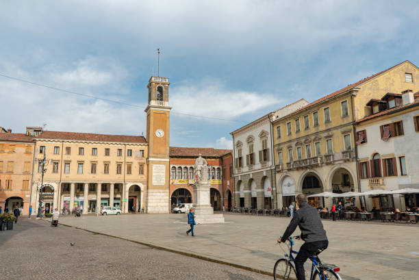 piazza giuseppe garibaldi a rovigo una città storica italiana - rovigo foto e immagini stock