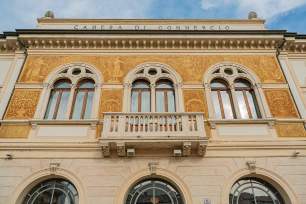 prédio da câmara de comércio em rovigo, na itália - rovigo - fotografias e filmes do acervo