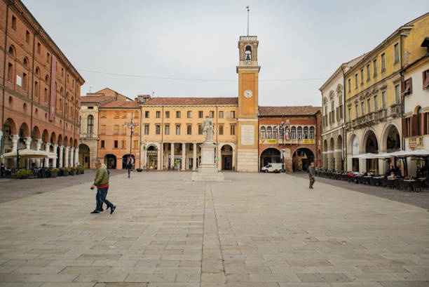 praça giuseppe garibaldi em rovigo uma cidade histórica italiana - rovigo - fotografias e filmes do acervo