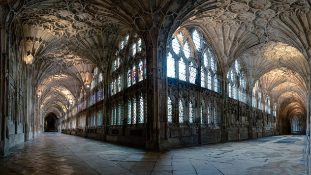 corridoi nel tempo - cathedral gothic style indoors church foto e immagini stock