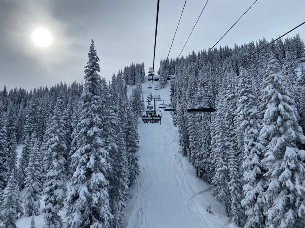 jazda na nartach w vail, colorado - ski resort winter ski slope ski lift zdjęcia i obrazy z banku zdjęć