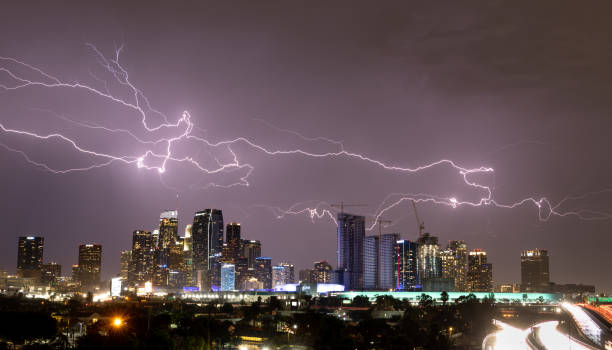 lightning storm over downtown los angeles - lightning thunderstorm storm city imagens e fotografias de stock