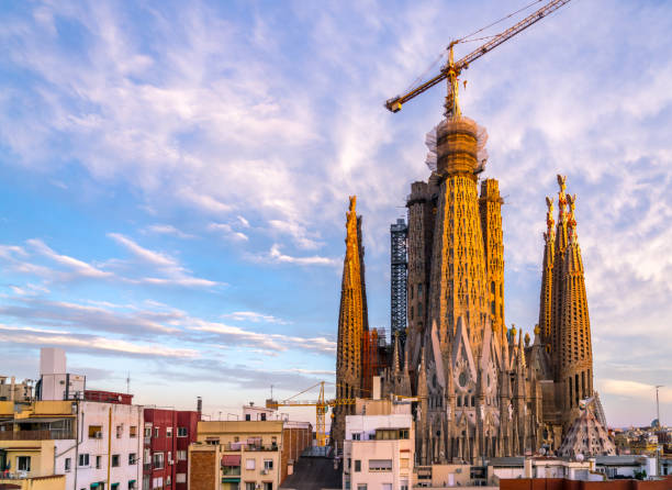 закатный свет на вершине саграда фамилия во время летнего дня - sagrada famila стоковые фото и изображения