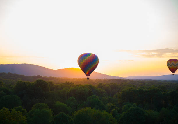 ニュージャージーの夕日にカラフルな熱気球 - ballooning festival ストックフォトと画像