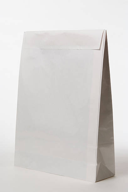 aislado fotografía de bolsa de papel blanco sobre fondo blanco - bag white paper bag paper fotografías e imágenes de stock