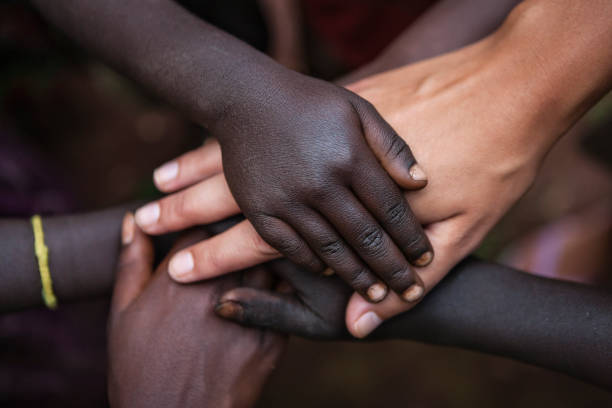 togetherness - multiracial human hands - cultuurverschillen stockfoto's en -beelden